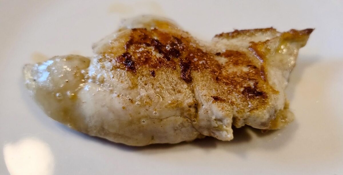 Suolavedessä keitetty ja voissa paistettu, päältä ruskistunut mateen maksa lautasella.