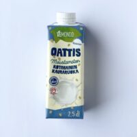 Vemondon kahden ja puolen desilitran purkki Oattista, maustamatonta kotimaista kauraruokakermaa, jonka nimessä ei enää saa sanoa kermaa.